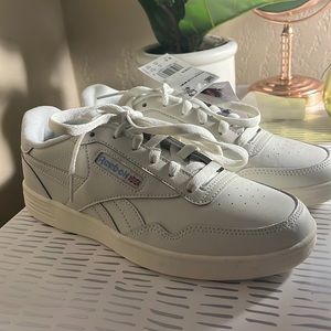 Reebok tennis shoes size 8.5 never worn before still has sales tag